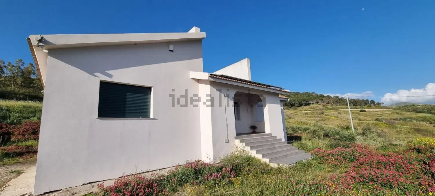 Villa in Cattolica Eraclea, in the Monaca-Salina Area �190,000