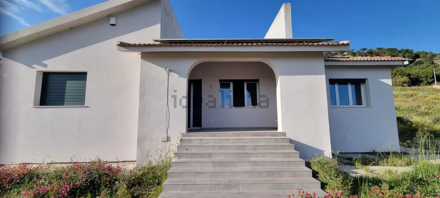 Villa in Cattolica Eraclea, in the Monaca-Salina Area �190,000