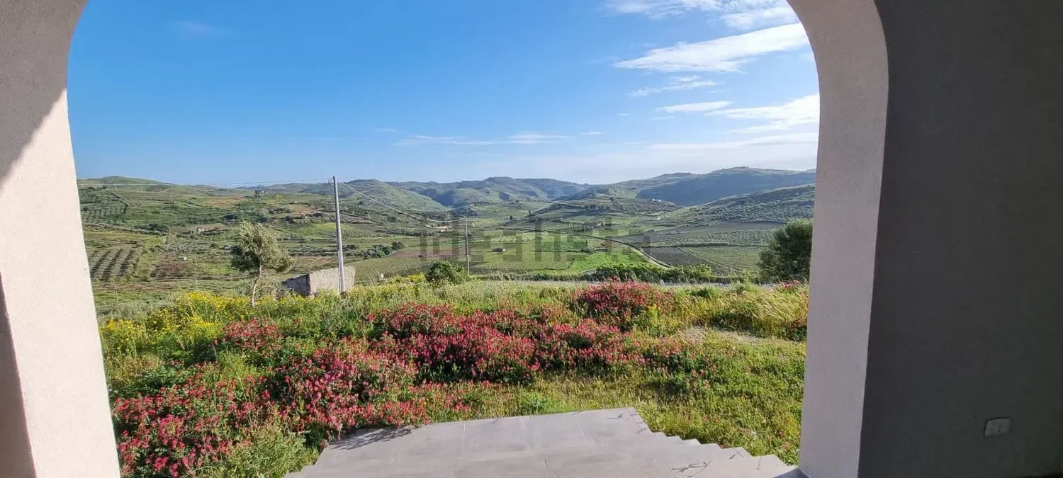 Villa in Cattolica Eraclea, in the Monaca-Salina Area �190,000